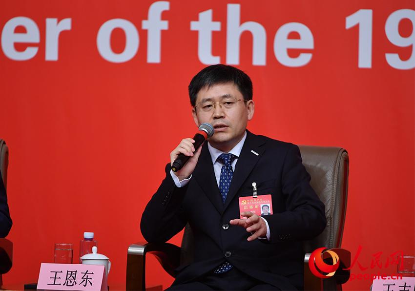 圖:浪潮集團(tuán)首席科學(xué)家、中國(guó)工程院院士王恩東接受集體采訪(fǎng)(人民網(wǎng)記者 于凱 攝)