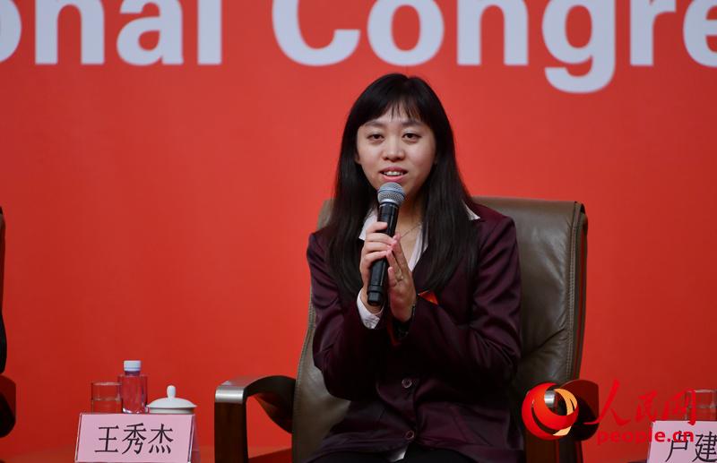 圖：中國(guó)科學(xué)院遺傳與發(fā)育生物學(xué)研究所研究員、分子系統(tǒng)生物學(xué)研究中心主任王秀杰接受採(cǎi)訪
