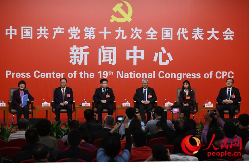 “實(shí)施創(chuàng)新驅(qū)動(dòng)發(fā)展戰(zhàn)略”集體采訪現(xiàn)場(chǎng)(人民網(wǎng) 于凱攝)