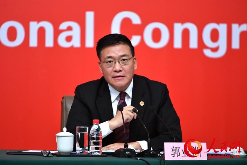中共中央對外聯(lián)絡(luò)部副部長郭業(yè)洲介紹情況。（人民網(wǎng)記者 於凱 攝）
