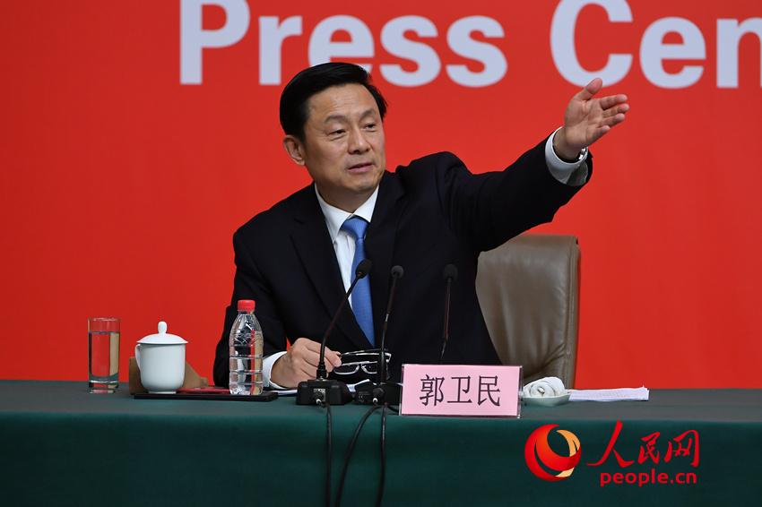 圖：主持人、十九大大會(huì)新聞發(fā)言人郭衛(wèi)民