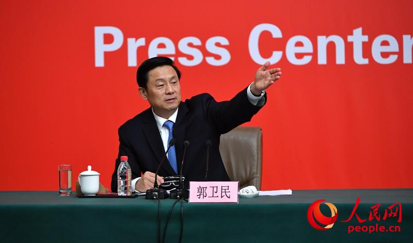 主持人、十九大大會(huì)新聞發(fā)言人郭衛(wèi)民。（人民網(wǎng)記者 於凱 攝）