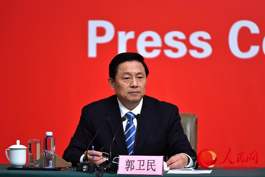 主持人、十九大大會(huì)新聞發(fā)言人郭衛(wèi)民。（人民網(wǎng)記者 於凱 攝）