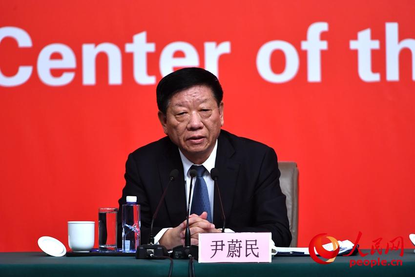 人力資源社會(huì)保障部黨組書(shū)記、部長(zhǎng)尹蔚民介紹情況。（人民網(wǎng)記者 於凱 攝）