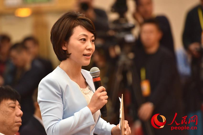 圖：中央電視臺、中國國際電視臺記者提問