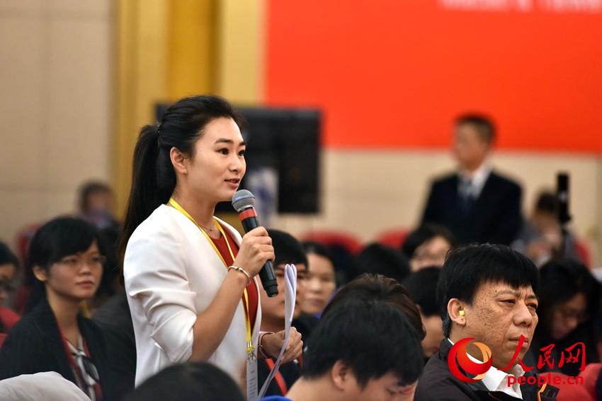 圖：中國教育電視臺記者提問