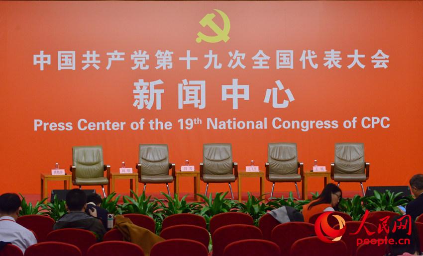 “中國(guó)特色強(qiáng)軍之路邁出堅(jiān)定步伐”採(cǎi)訪現(xiàn)場(chǎng)(人民網(wǎng) 郝勇攝)