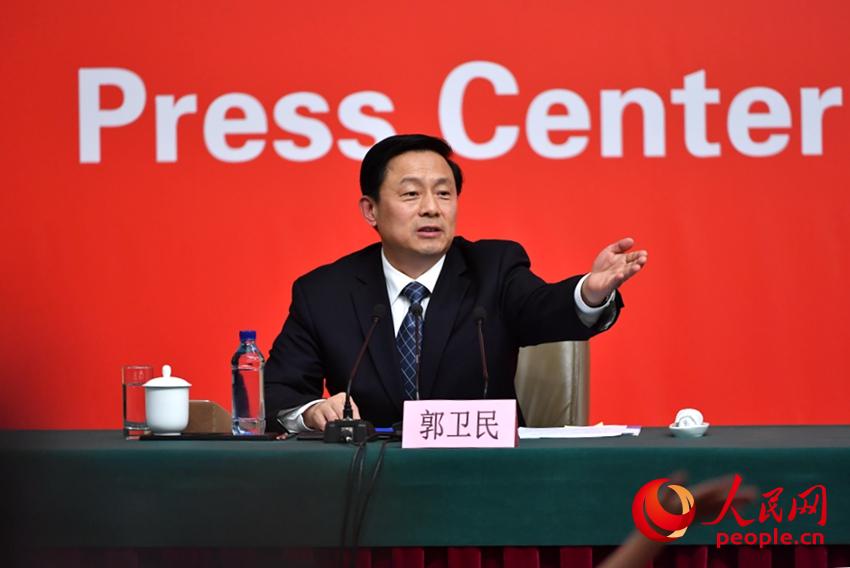 圖：主持人、十九大大會新聞發(fā)言人郭衛(wèi)民