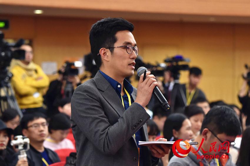 圖：香港商業(yè)電臺記者提問