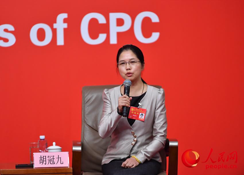 圖：江蘇省環(huán)境監(jiān)測(cè)中心副主任胡冠九介紹情況