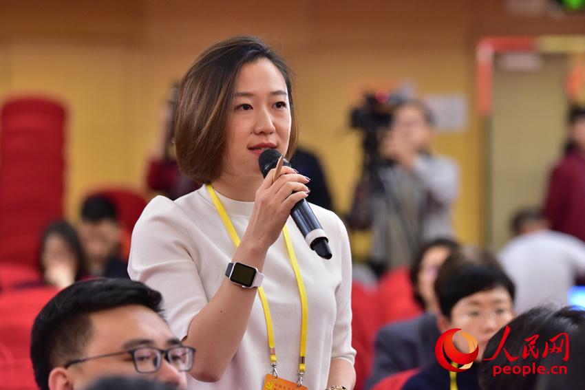圖：香港經(jīng)濟(jì)日?qǐng)?bào)記者提問(wèn)