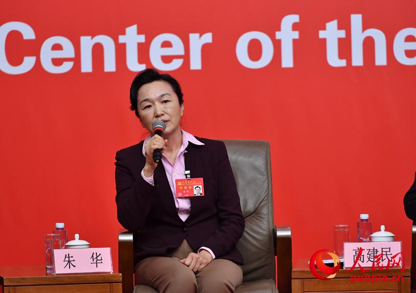 福建省環(huán)保廳黨組書記、廳長朱華介紹情況（人民網(wǎng)記者 於凱攝）