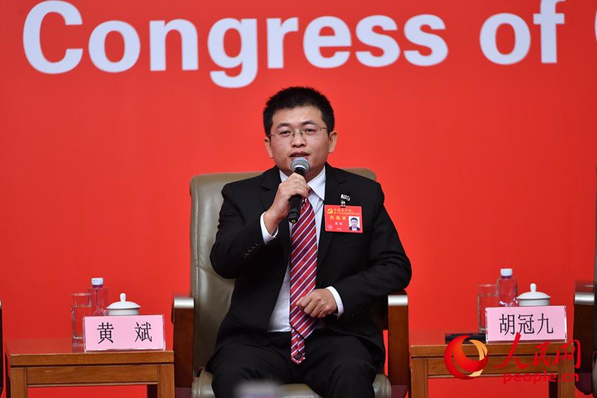 湖南省張家界市環(huán)保局環(huán)境監(jiān)測中心站分析室主任黃斌介紹情況（人民網(wǎng)記者 於凱攝）
