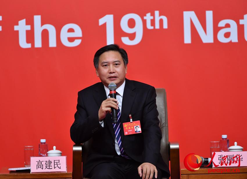 河北省環(huán)保廳黨組書記、廳長(zhǎng)高建民介紹情況（人民網(wǎng)記者 於凱攝）