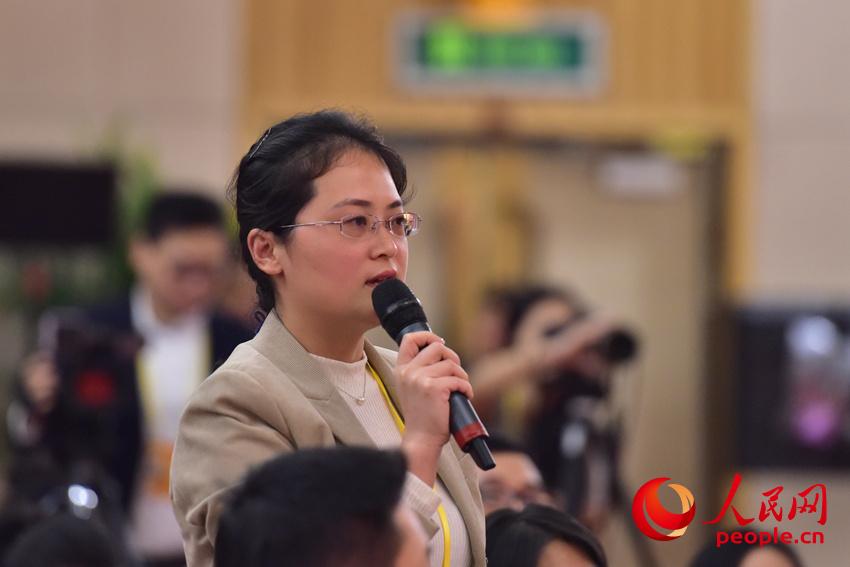 圖：香港紫荊雜志社記者提問(wèn)