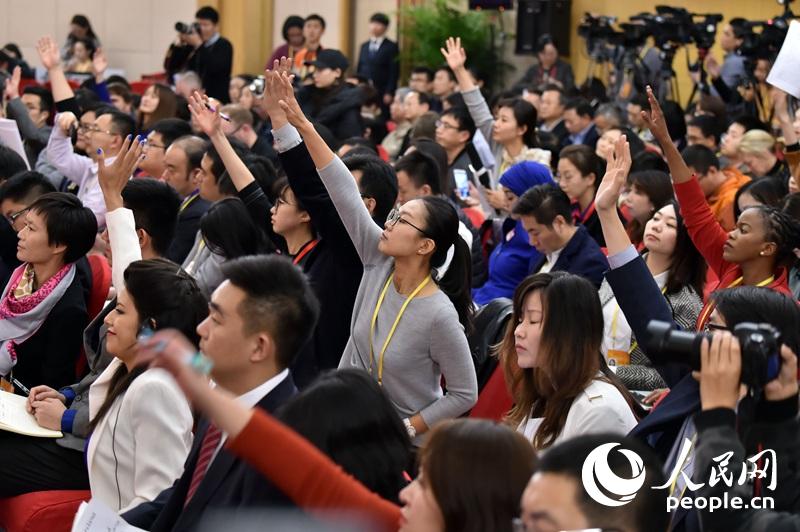中外媒體記者踴躍提問（人民網(wǎng)記者 翁奇羽 攝）