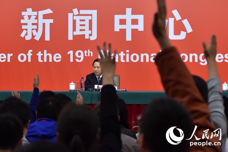 中外媒體記者踴躍提問（人民網(wǎng)記者 翁奇羽 攝）