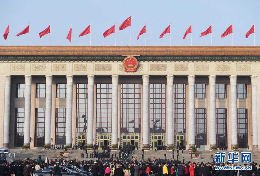 10月24日,中國(guó)共產(chǎn)黨第十九次全國(guó)代表大會(huì)在北京人民大會(huì)堂舉行閉幕會(huì)。這是代表走向人民大會(huì)堂。 新華社記者 申宏 攝