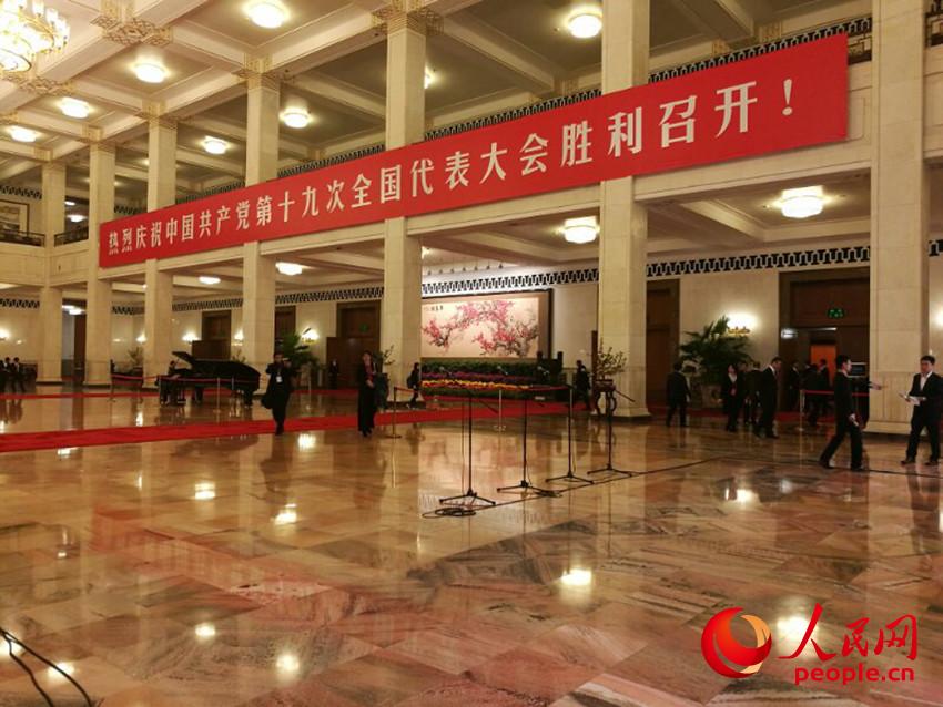 最后一場(chǎng)黨代表通道即將開(kāi)啟,記者各就各位(人民網(wǎng)記者 章斐然攝)