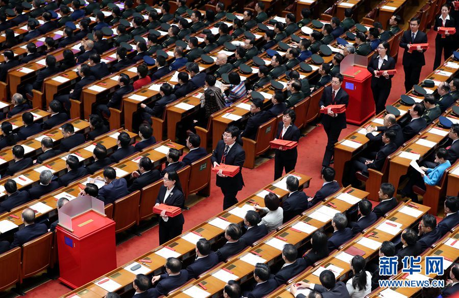 10月24日，中國共產(chǎn)黨第十九次全國代表大會閉幕會在北京人民大會堂舉行。這是工作人員在發(fā)選票。 新華社記者 王曄 攝