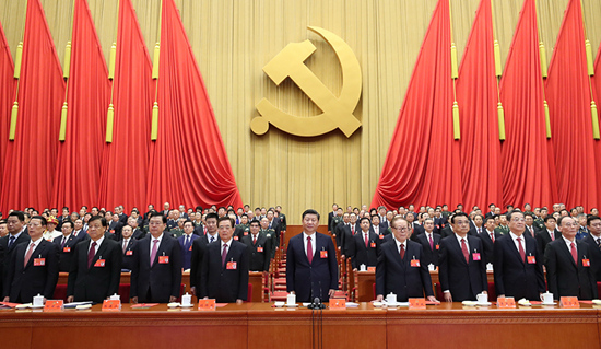 10月24日，中國共產黨第十九次全國代表大會在北京人民大會堂勝利閉幕。這是習近平、李克強、張德江、俞正聲、劉雲山、王岐山、張高麗、江澤民、胡錦濤在主席臺上。新華社記者 鞠鵬 攝