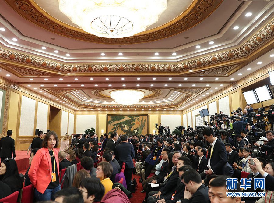 10月25日,黨的十九屆中央委員會(huì)第一次全體會(huì)議新選出的中央政治局常委將同中外記者見面。圖為中外記者在見面會(huì)現(xiàn)場(chǎng)進(jìn)行準(zhǔn)備工作。新華網(wǎng) 翟子赫 攝