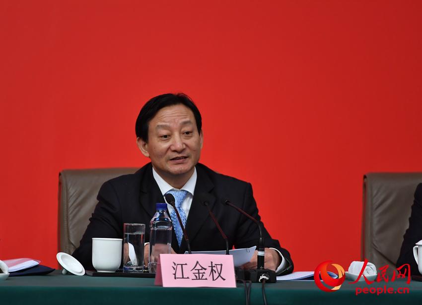 中央紀(jì)委駐國(guó)資委紀(jì)檢組組長(zhǎng)、國(guó)資委黨委委員江金權(quán)介紹情況(人民網(wǎng)記者 于凱攝)