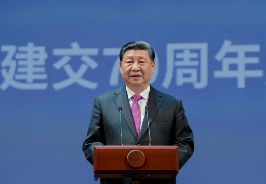 6月5日，國(guó)家主席習(xí)近平和俄羅斯總統(tǒng)普京在莫斯科大劇院共同出席中俄建交70周年紀(jì)念活動(dòng)。這是習(xí)近平發(fā)表題為《攜手努力，並肩前行，開(kāi)創(chuàng)新時(shí)代中俄關(guān)系的美好未來(lái)》的致辭。 新華社記者 李學(xué)仁 攝