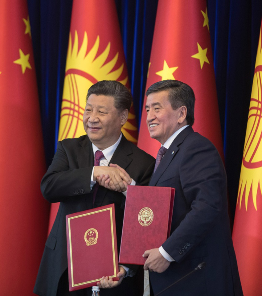 6月13日，國家主席習(xí)近平在比什凱克同吉爾吉斯斯坦總統(tǒng)熱恩別科夫會(huì)談。這是會(huì)談結(jié)束后，兩國元首共同簽署《中華人民共和國和吉爾吉斯共和國關(guān)於進(jìn)一步深化全面戰(zhàn)略伙伴關(guān)系的聯(lián)合聲明》。 新華社記者 費(fèi)茂華 攝