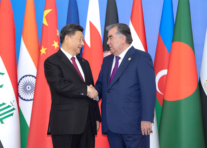 6月15日，亞洲相互協(xié)作與信任措施會(huì)議第五次峰會(huì)在塔吉克斯坦首都杜尚別舉行。國家主席習(xí)近平出席峰會(huì)並發(fā)表重要講話。這是習(xí)近平抵達(dá)納烏魯茲宮迎賓廳，受到塔吉克斯坦總統(tǒng)拉赫蒙熱情迎接。 新華社記者 沙達(dá)提 攝