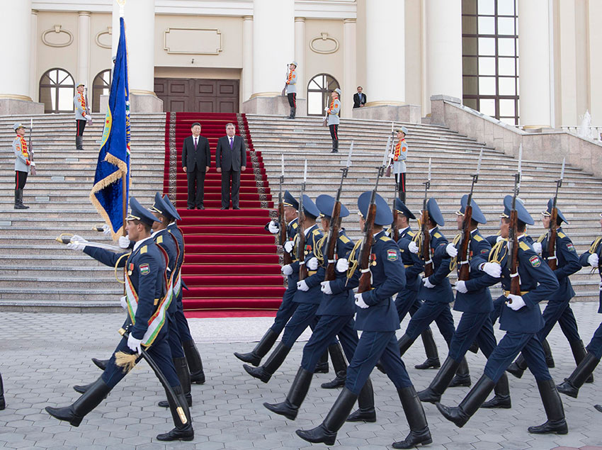 6月15日，國(guó)家主席習(xí)近平在杜尚別同塔吉克斯坦總統(tǒng)拉赫蒙會(huì)談。會(huì)談前，拉赫蒙在總統(tǒng)府前廣場(chǎng)為習(xí)近平舉行盛大歡迎儀式。 新華社記者 李學(xué)仁 攝