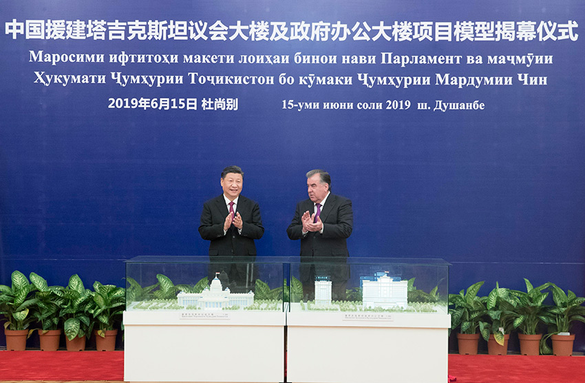 6月15日，國(guó)家主席習(xí)近平在杜尚別同塔吉克斯坦總統(tǒng)拉赫蒙會(huì)談。會(huì)談后，兩國(guó)元首共同出席中方援塔議會(huì)大樓、政府辦公大樓項(xiàng)目模型揭幕儀式。 新華社記者 王曄 攝