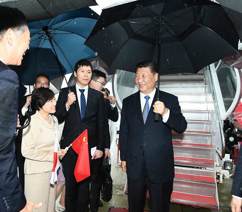 6月27日，國家主席習(xí)近平乘專機(jī)抵達(dá)大阪，應(yīng)日本國首相安倍晉三邀請，出席二十國集團(tuán)領(lǐng)導(dǎo)人第十四次峰會。日本政府高級官員、大阪府知事等在舷梯旁迎接。 新華社記者 謝環(huán)馳 攝