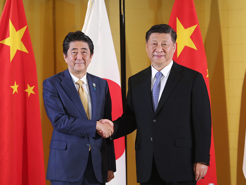 6月27日，國家主席習(xí)近平在大阪會見日本首相安倍晉三。 新華社記者 鞠鵬 攝