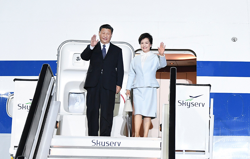 當(dāng)?shù)貢r(shí)間11月10日晚，國家主席習(xí)近平乘專機(jī)抵達(dá)雅典國際機(jī)場，開始對希臘共和國進(jìn)行國事訪問。這是習(xí)近平和夫人彭麗媛步出專機(jī)艙門。 新華社記者 謝環(huán)馳 攝