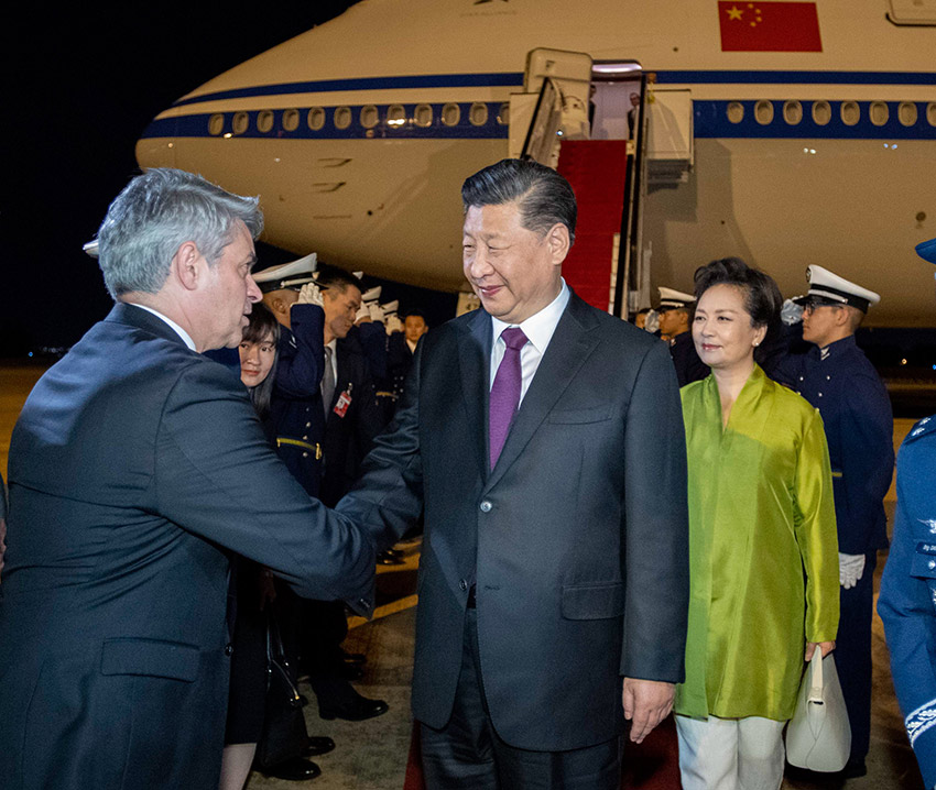 當(dāng)?shù)貢r間11月12日晚，國家主席習(xí)近平乘專機抵達巴西利亞，出席金磚國家領(lǐng)導(dǎo)人第十一次會晤。這是習(xí)近平和夫人彭麗媛步下舷梯后，巴西政府高級官員在舷梯旁迎接。 新華社記者 李學(xué)仁 攝