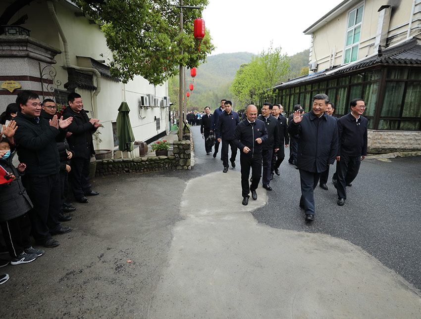 3月30日，中共中央總書記、國(guó)家主席、中央軍委主席習(xí)近平在浙江省安吉縣天荒坪鎮(zhèn)余村考察，了解該村多年來踐行“綠水青山就是金山銀山”理念、推動(dòng)綠色發(fā)展發(fā)生的巨大變化。 新華社記者 鞠鵬 攝