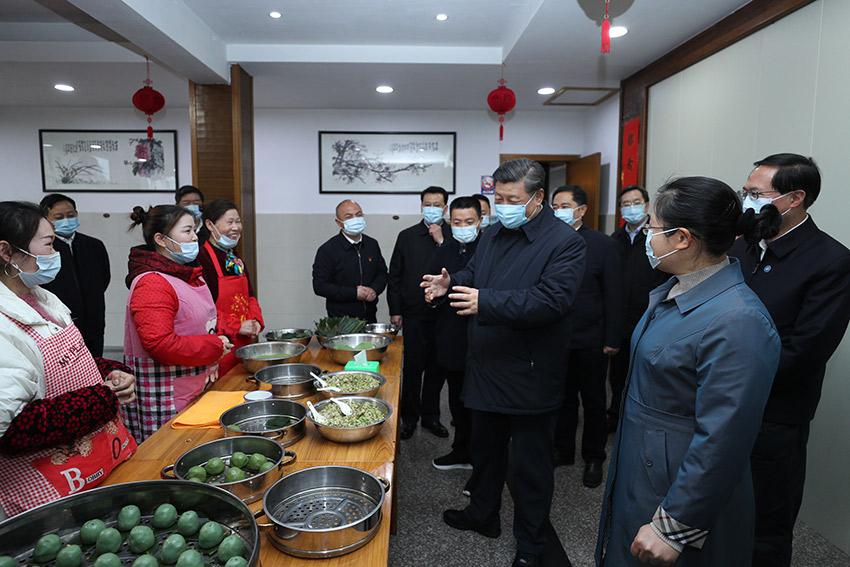 3月30日，中共中央總書記、國家主席、中央軍委主席習(xí)近平在浙江省安吉縣天荒坪鎮(zhèn)余村考察，同村民們親切交談，了解該村多年來踐行“綠水青山就是金山銀山”理念、推動綠色發(fā)展發(fā)生的巨大變化。 新華社記者 鞠鵬 攝