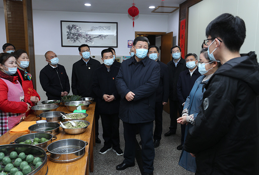 3月30日，中共中央總書記、國(guó)家主席、中央軍委主席習(xí)近平在浙江省安吉縣天荒坪鎮(zhèn)余村考察，同村民們親切交談，了解該村多年來踐行“綠水青山就是金山銀山”理念、推動(dòng)綠色發(fā)展發(fā)生的巨大變化。 新華社記者 鞠鵬 攝