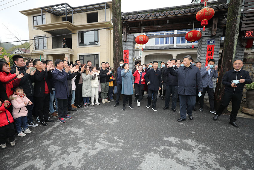 3月30日，中共中央總書記、國(guó)家主席、中央軍委主席習(xí)近平在浙江省安吉縣天荒坪鎮(zhèn)余村考察，同村民們親切交談，了解該村多年來踐行“綠水青山就是金山銀山”理念、推動(dòng)綠色發(fā)展發(fā)生的巨大變化。 新華社記者 鞠鵬 攝