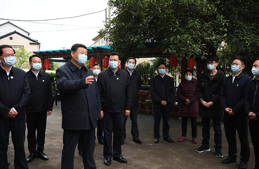 3月30日，中共中央總書(shū)記、國(guó)家主席、中央軍委主席習(xí)近平在浙江省安吉縣天荒坪鎮(zhèn)余村考察，同村民們親切交談，了解該村多年來(lái)踐行“綠水青山就是金山銀山”理念、推動(dòng)綠色發(fā)展發(fā)生的巨大變化。 新華社記者 燕雁 攝