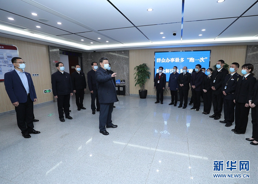 3月30日，中共中央總書記、國家主席、中央軍委主席習(xí)近平在浙江省安吉縣考察。這是習(xí)近平在安吉縣社會矛盾糾紛調(diào)處化解中心調(diào)研，了解基層矛盾糾紛調(diào)解工作情況。 新華社記者 鞠鵬 攝