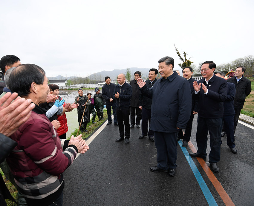 3月30日，中共中央總書記、國(guó)家主席、中央軍委主席習(xí)近平在浙江省安吉縣天荒坪鎮(zhèn)余村考察，同村民們親切交談，了解該村多年來踐行“綠水青山就是金山銀山”理念、推動(dòng)綠色發(fā)展發(fā)生的巨大變化。 新華社記者 申宏 攝