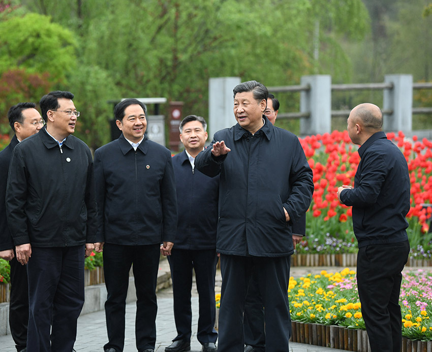 3月30日，中共中央總書記、國家主席、中央軍委主席習(xí)近平在浙江省安吉縣天荒坪鎮(zhèn)余村考察，了解該村多年來踐行“綠水青山就是金山銀山”理念、推動綠色發(fā)展發(fā)生的巨大變化。 新華社記者 申宏 攝