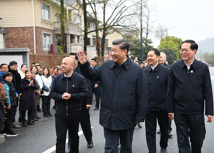 3月30日，中共中央總書記、國家主席、中央軍委主席習近平在浙江省安吉縣天荒坪鎮(zhèn)余村考察，了解該村多年來踐行“綠水青山就是金山銀山”理念、推動綠色發(fā)展發(fā)生的巨大變化。 新華社記者 燕雁 攝