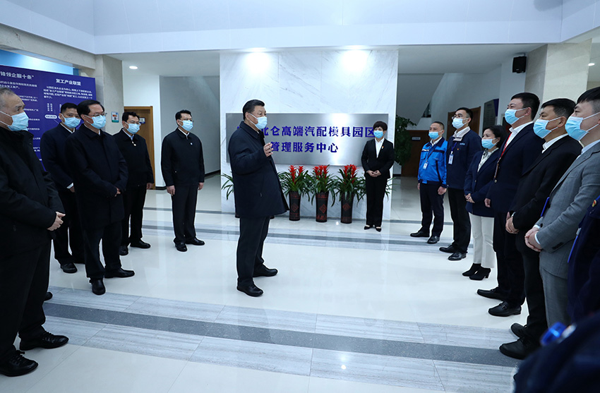 3月29日，中共中央總書記、國家主席、中央軍委主席習近平在浙江考察調研。這是習近平在寧波北侖大碶高端汽配模具園區(qū)了解企業(yè)復工復產情況。 新華社記者 鞠鵬 攝