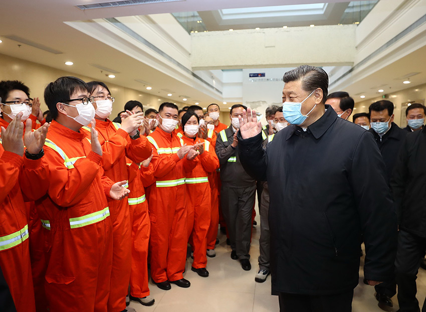 3月29日，中共中央總書記、國家主席、中央軍委主席習(xí)近平在浙江考察調(diào)研。這是習(xí)近平在寧波舟山港穿山港區(qū)碼頭了解港口復(fù)工復(fù)產(chǎn)情況。 新華社記者 鞠鵬 攝