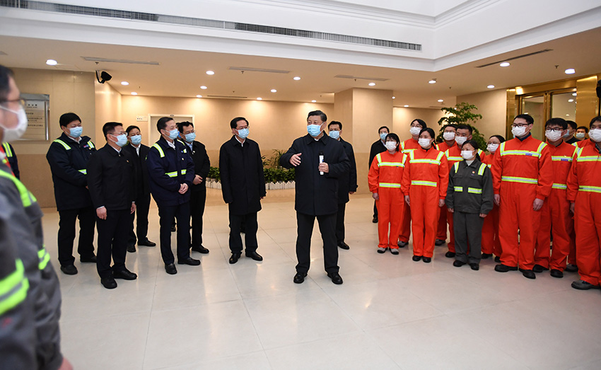 3月29日，中共中央總書記、國家主席、中央軍委主席習(xí)近平在浙江考察調(diào)研。這是習(xí)近平在寧波舟山港穿山港區(qū)碼頭了解港口復(fù)工復(fù)產(chǎn)情況。 新華社記者 燕雁 攝