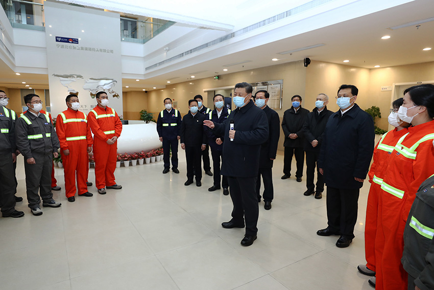 3月29日，中共中央總書記、國家主席、中央軍委主席習(xí)近平在浙江考察調(diào)研。這是習(xí)近平在寧波舟山港穿山港區(qū)碼頭了解港口復(fù)工復(fù)產(chǎn)情況。 新華社記者 鞠鵬 攝