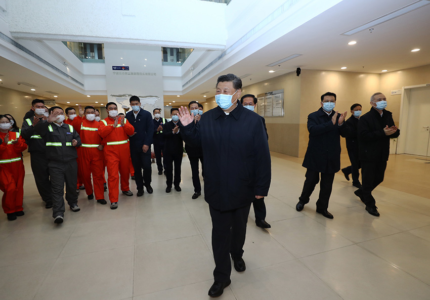3月29日，中共中央總書記、國家主席、中央軍委主席習(xí)近平在浙江考察調(diào)研。這是習(xí)近平在寧波舟山港穿山港區(qū)碼頭了解港口復(fù)工復(fù)產(chǎn)情況。 新華社記者 鞠鵬 攝